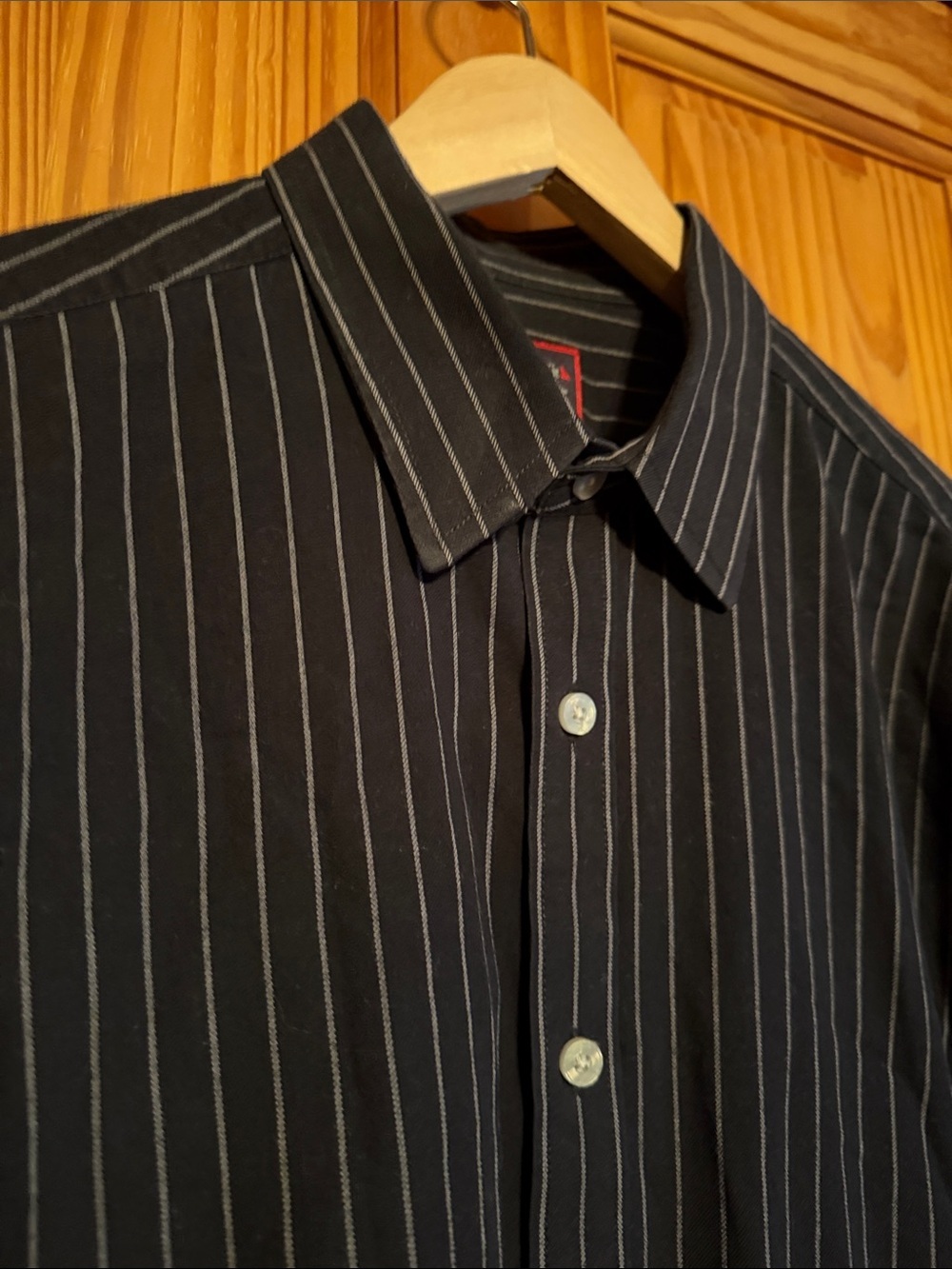UNTUCKit Men's Black Shirt with White Pinstripes - Picture 3 of 10